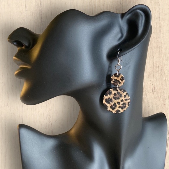 💌 Leopard Print Circular Drop Earrings - Picture 1 of 7